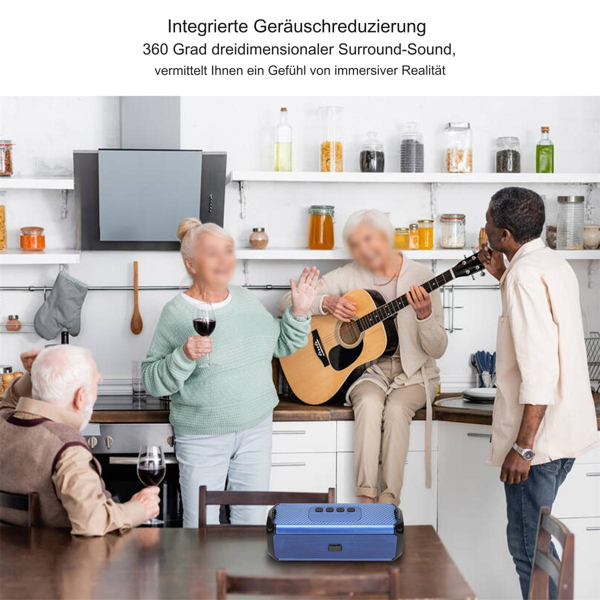 Eine Gruppe älterer Menschen in einer Küche, einer spielt Gitarre, einer hält Wein, einer singt.