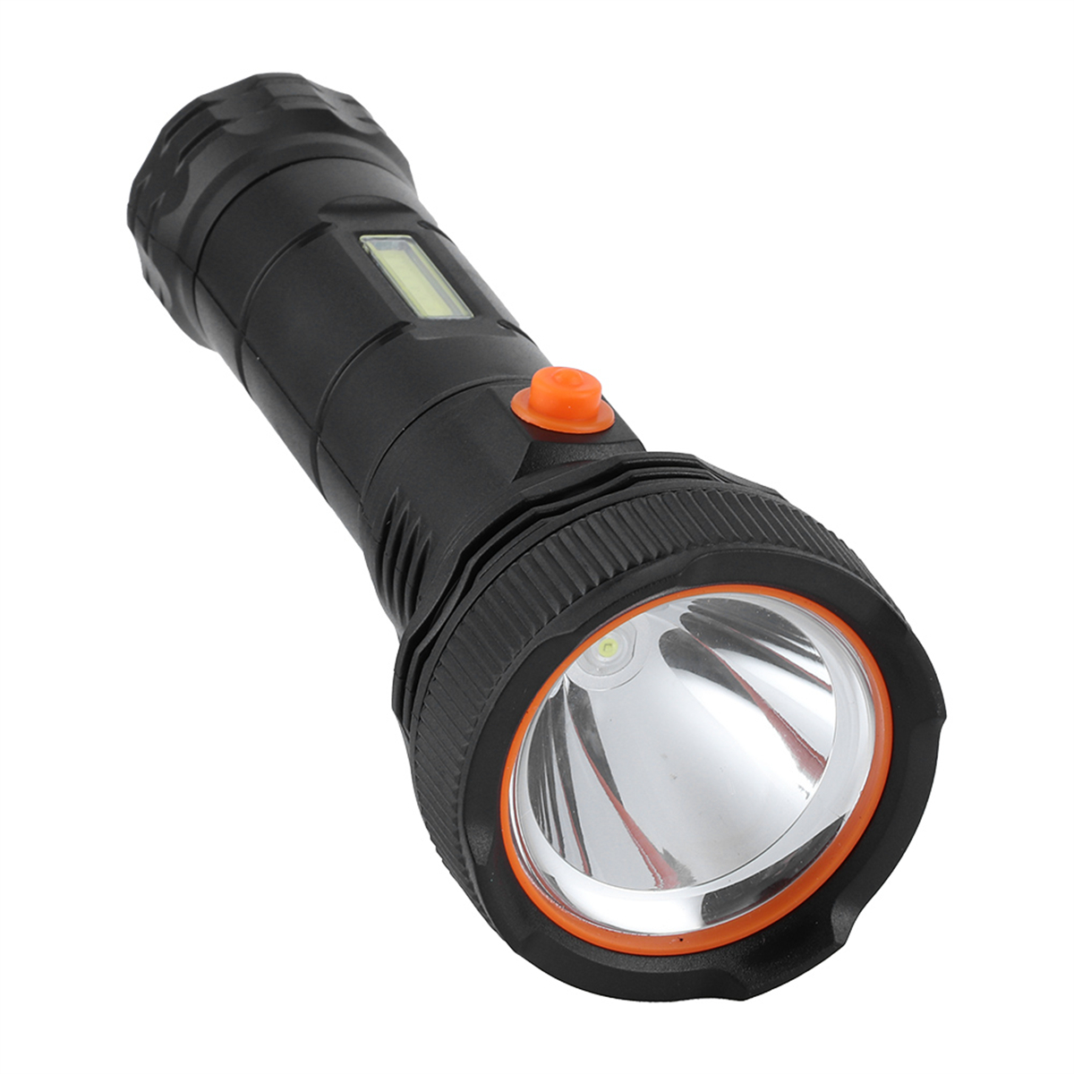 Schwarze Taschenlampe mit orangefarbener Taste und fokussiertem Strahl.