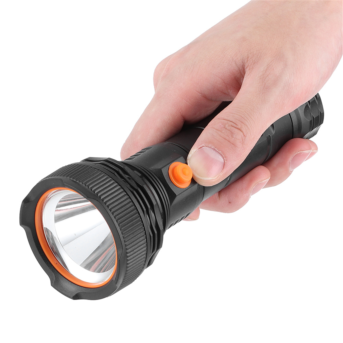 Eine Hand, die eine schwarze Taschenlampe mit orangefarbener Taste und silbernem Rand hält.