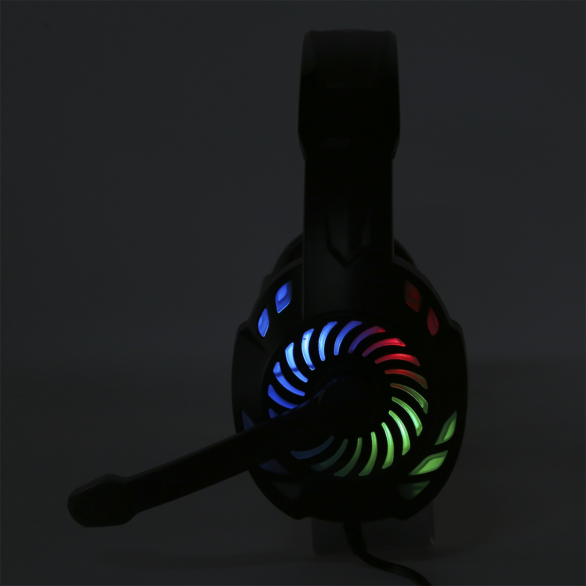Schwarzes Gaming-Headset mit farbigen RGB-Lichtern, auf dunklem Hintergrund.