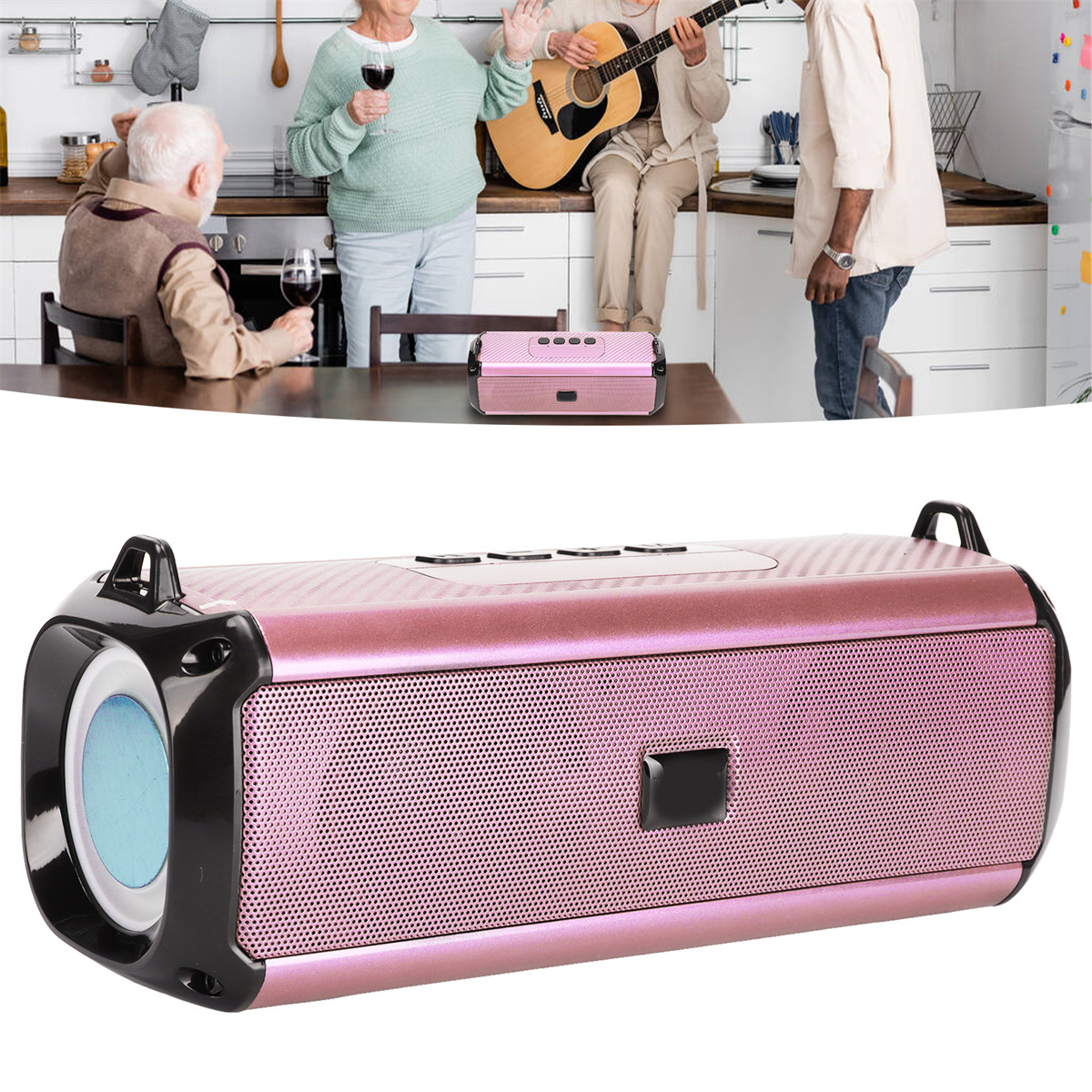 Ein rosa Lautsprecher auf einem Tisch mit Personen im Hintergrund, einer mit Gitarre.