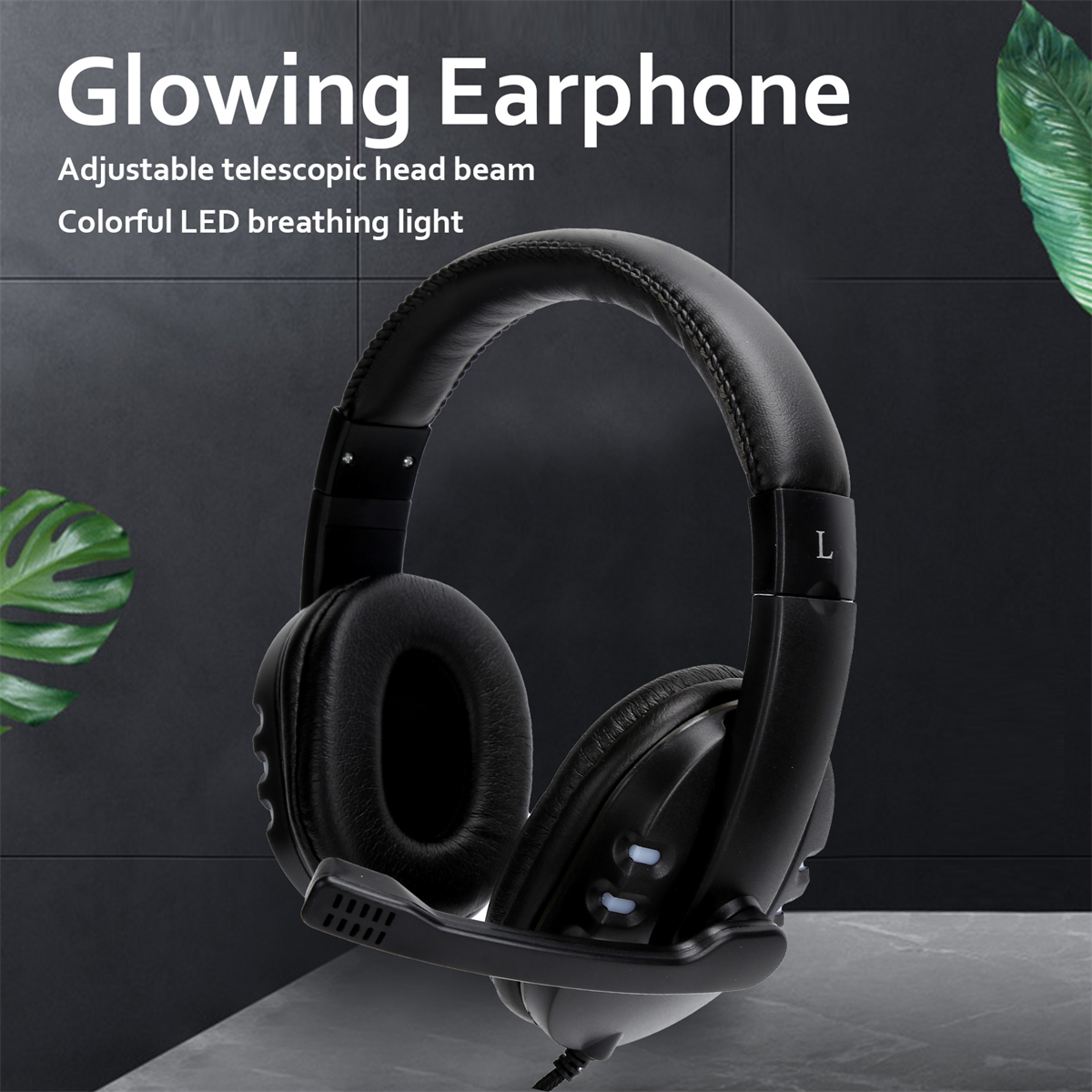 Schwarzes Headset mit Mikrofon, leuchtendem Ohrhörer, verstellbarem Kopfbügel, auf grauem Hintergrund.