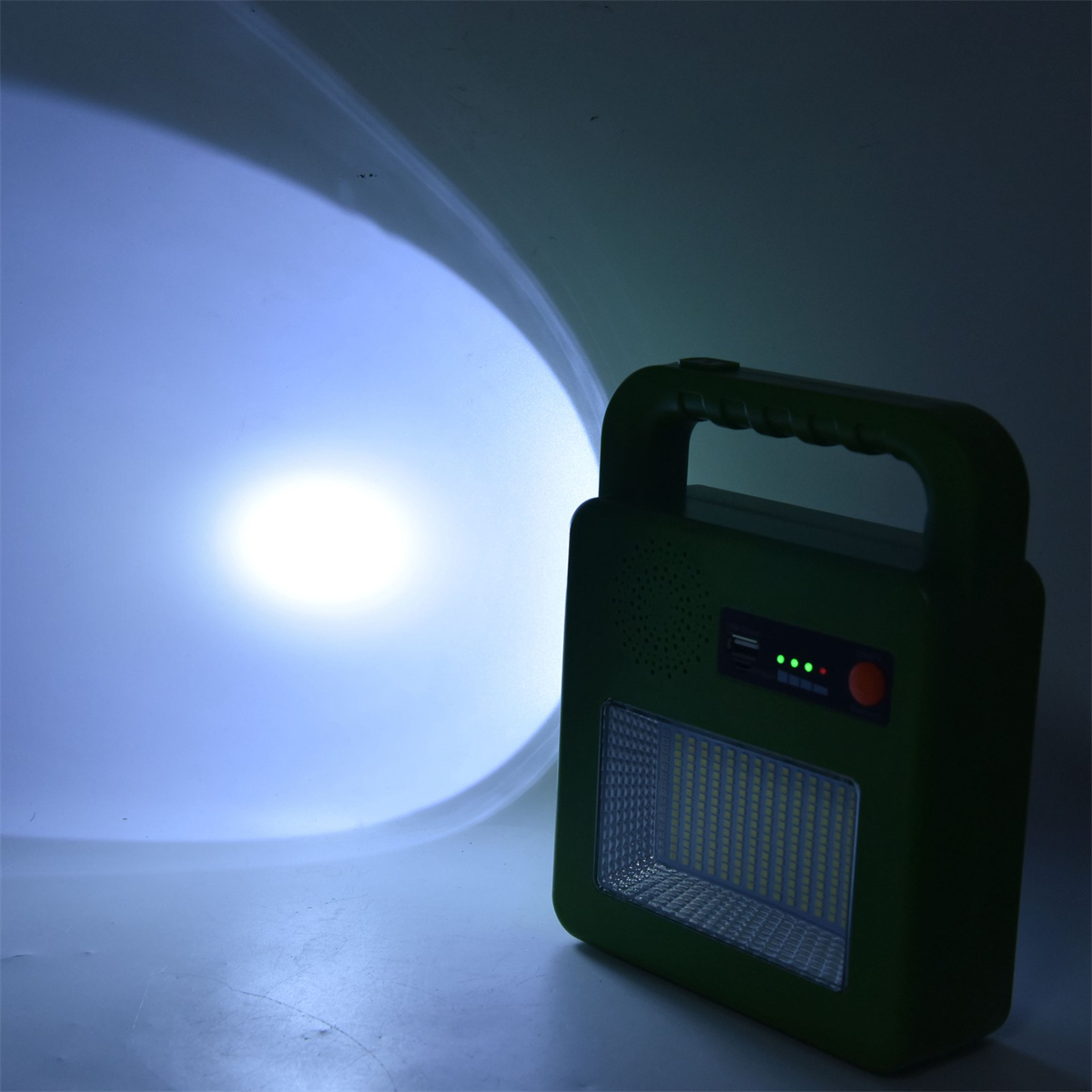 Grünes Solarlicht mit hellem, fokussiertem Strahl. Hat LED-Leuchten, USB-Anschlüsse und einen Griff.