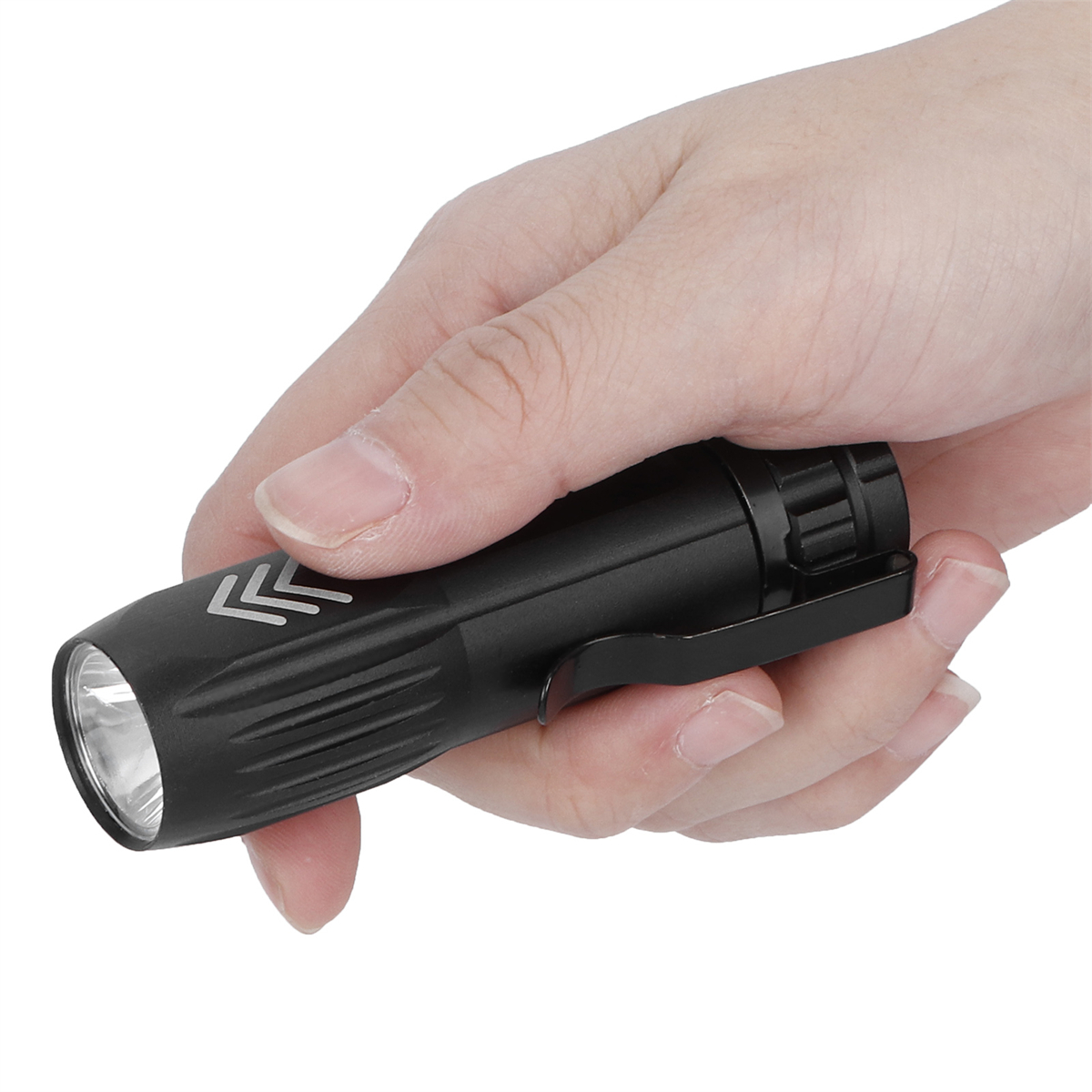 Schwarze Taschenlampe in einer Hand gehalten.