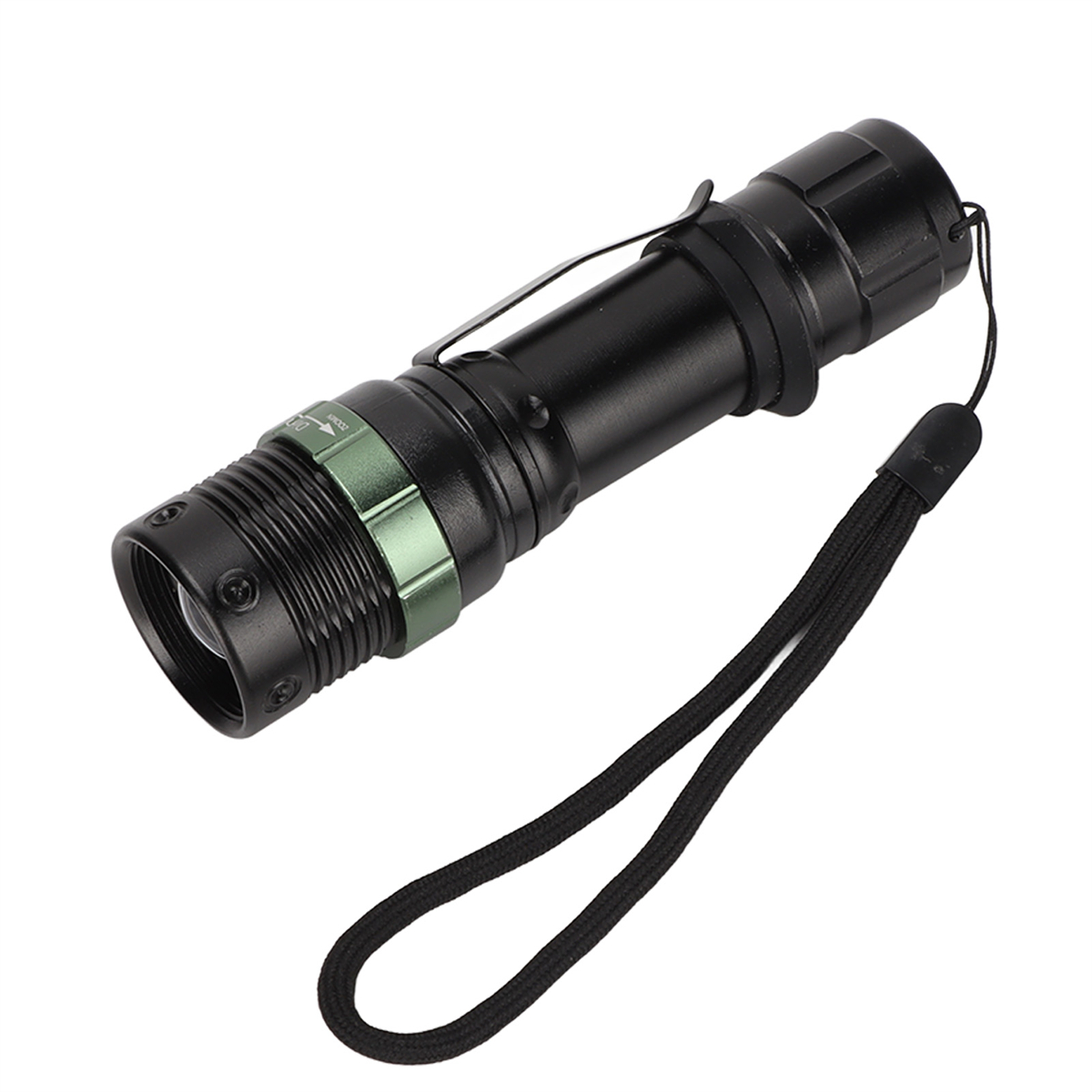Eine schwarze Taschenlampe mit grünem Ring, einem Riemen und schwarzem Hintergrund.