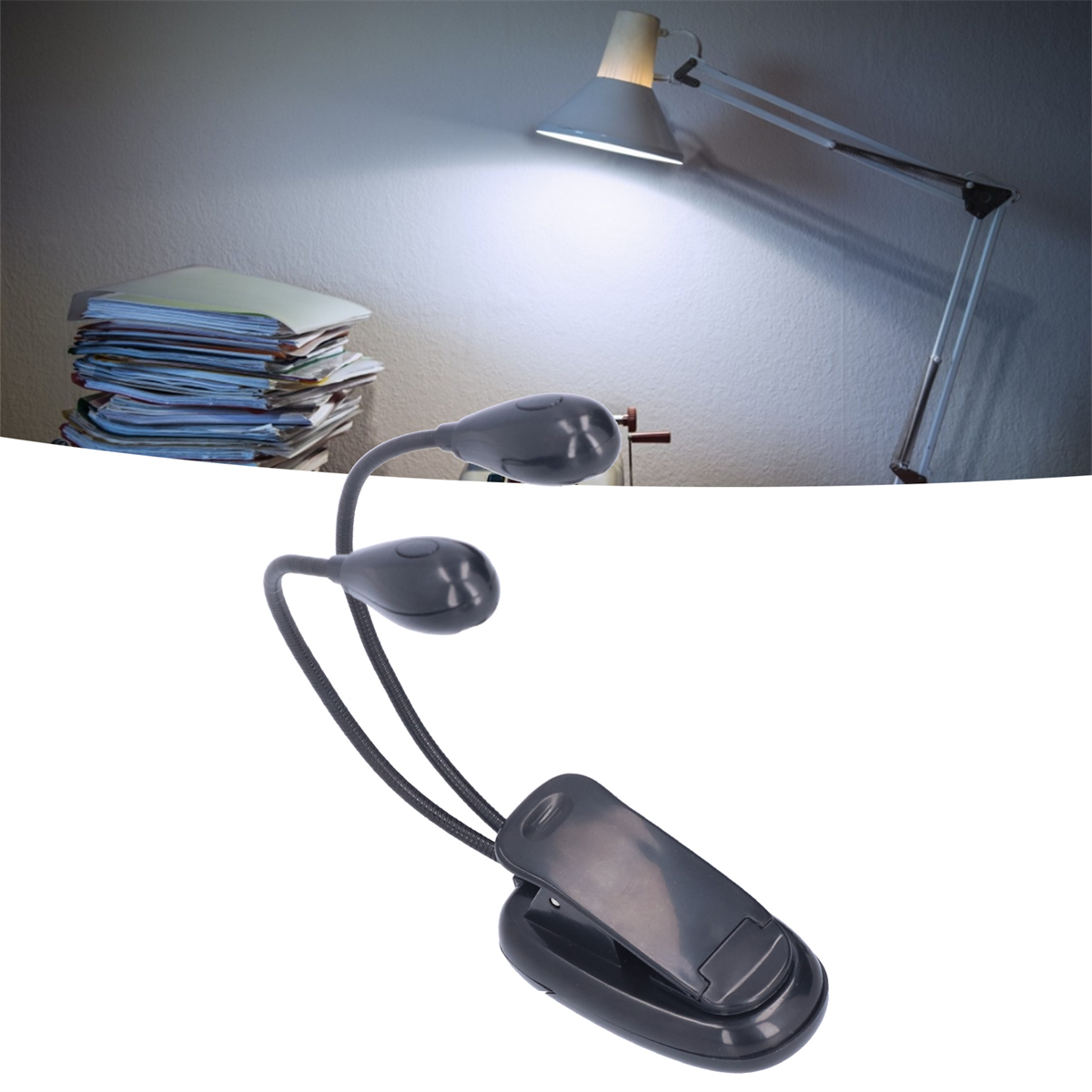 Eine schwarze Clip-On-Leselampe mit zwei verstellbaren Leuchten auf einem Schreibtisch mit Papieren und einer Lampe im Hintergrund.