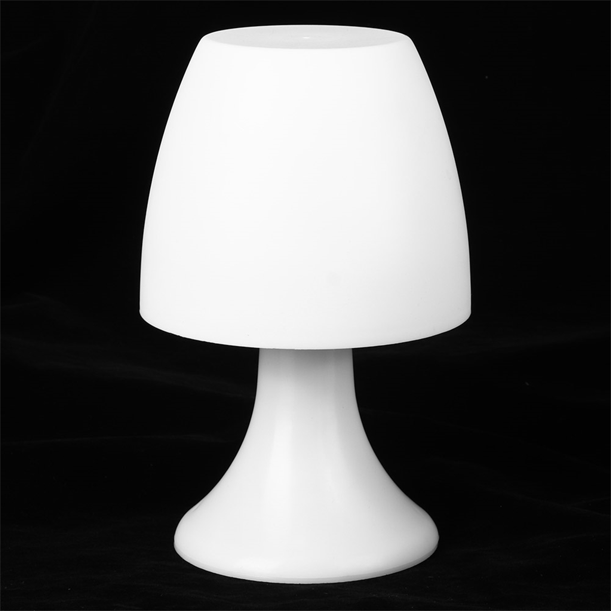 Weiße pilzförmige Lampe auf schwarzem Hintergrund. Die Lampe hat eine abgerundete Oberseite.