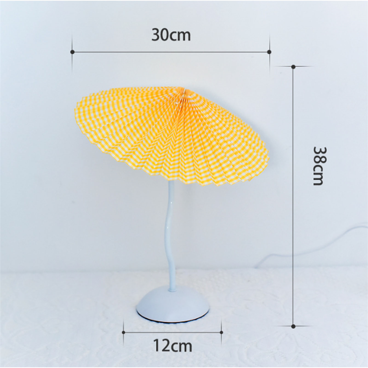Gelb-weiße Papierlampe auf weißem Ständer. Abmessungen sind 30cm, 38cm und 12cm.