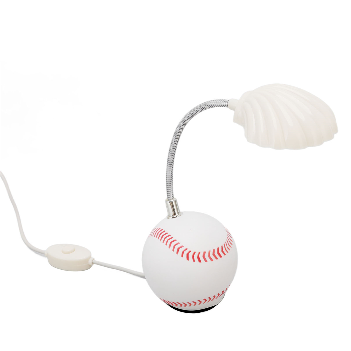 Baseballförmige Lampe mit weißem Sockel, roten Nähten, gebogenem Metallhals und weißem Lampenschirm.