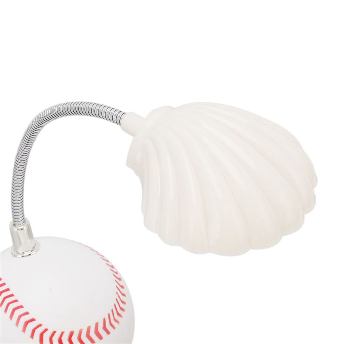 Baseballförmige Lampe mit flexiblem Hals und weißem, muschelförmigem Lampenschirm.