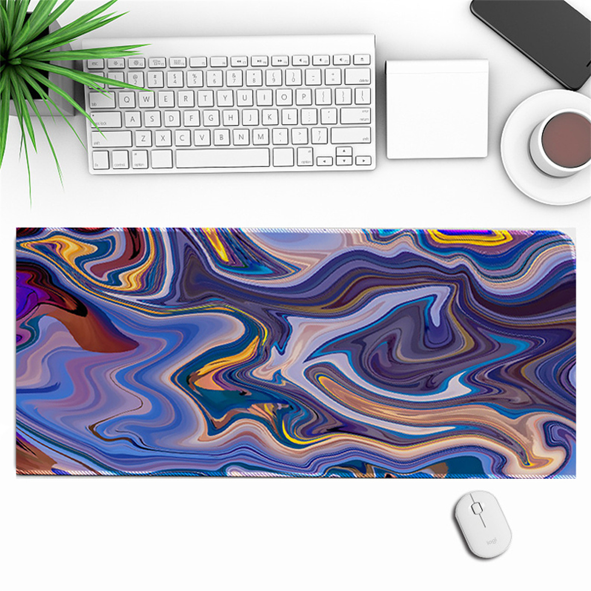 Ein Schreibtisch mit Tastatur, Maus und Mauspad mit farbenfrohem Design.