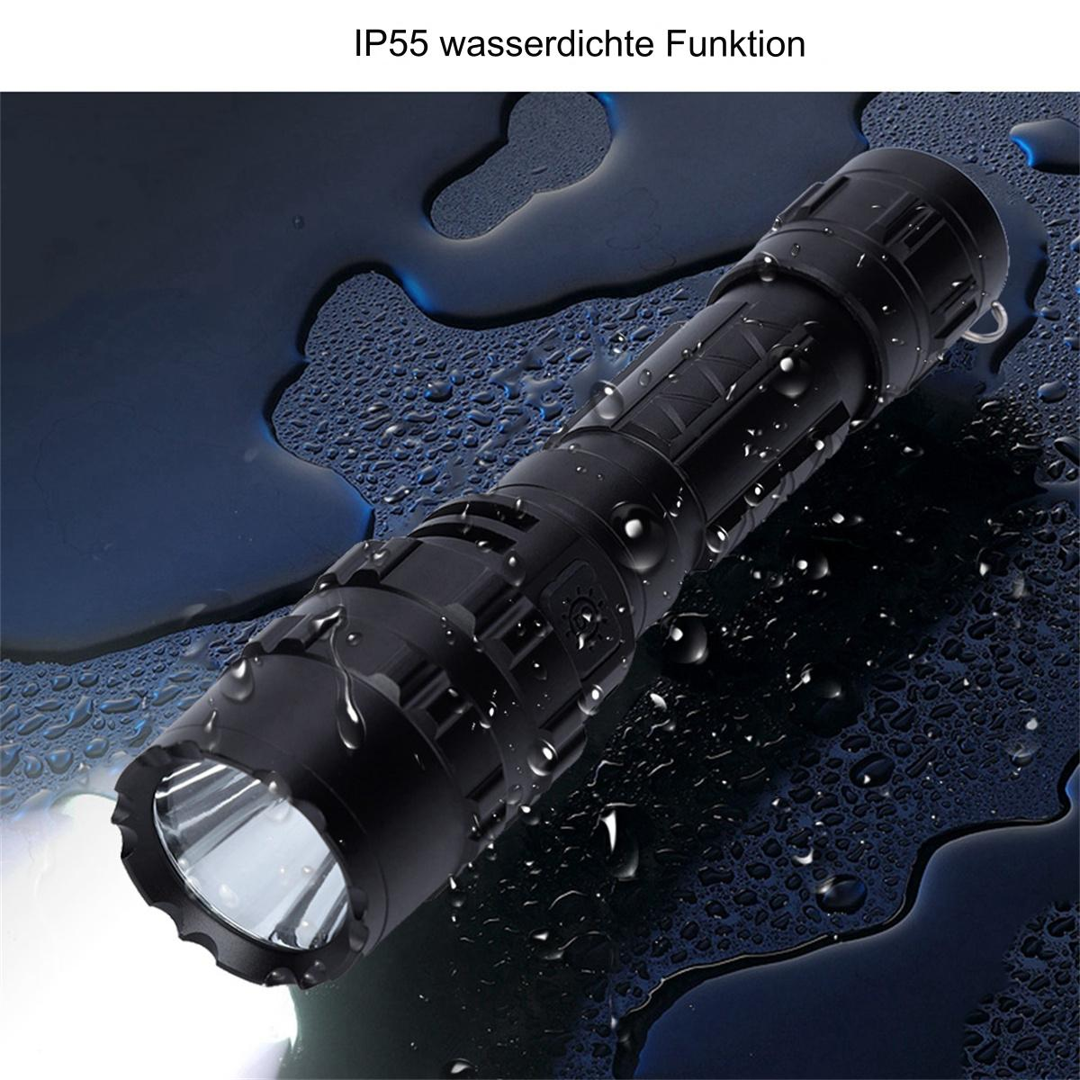 Schwarze Taschenlampe mit Wassertropfen auf dunkler, nasser Oberfläche. Licht emittiert.