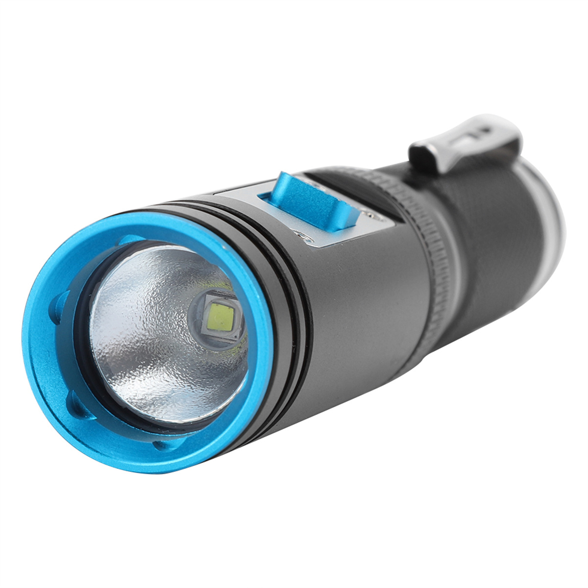 Schwarz-blaue Taschenlampe mit hellem LED-Licht, weißer Hintergrund.