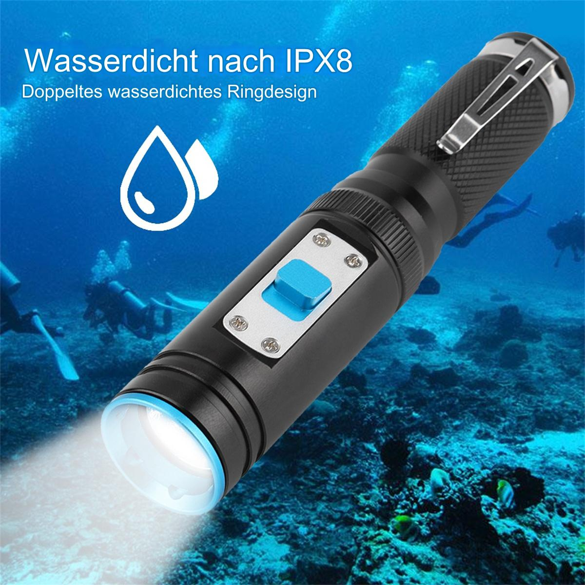 Eine schwarze Unterwasser-Taschenlampe mit blauem Knopf und weißem Lichtstrahl, mit Tauchern im Hintergrund.