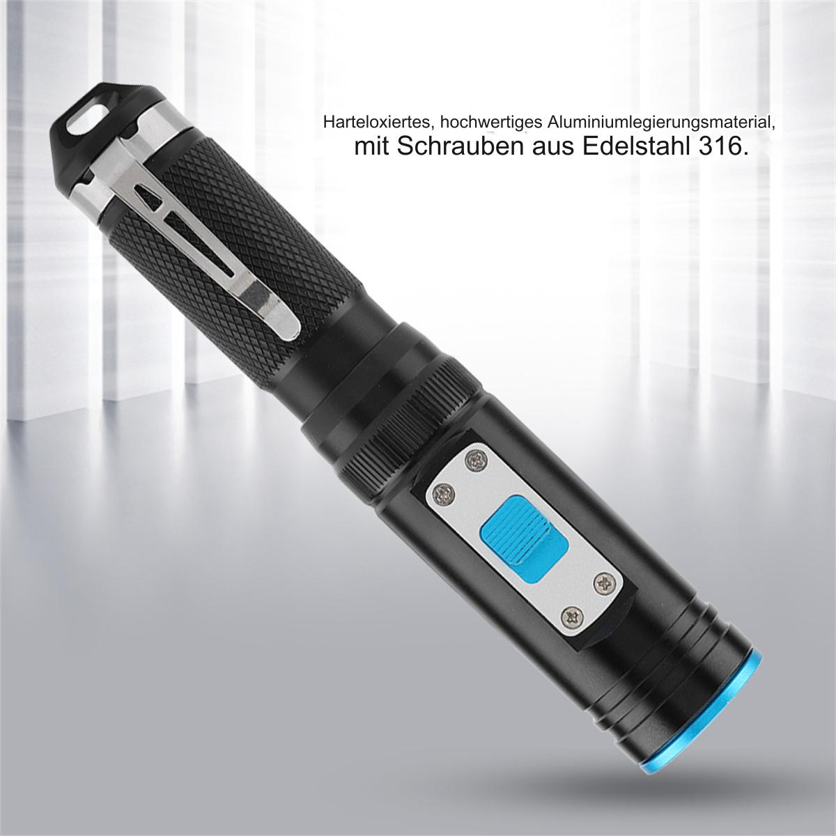 Eine schwarze Taschenlampe mit blauem Knopf und silbernem Clip. Sie hat einen schwarzen Griff und eine kleine Linse.