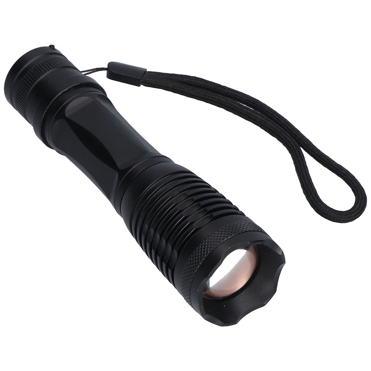 Schwarze Taschenlampe auf weißem Hintergrund, mit schwarzer Handschlaufe.