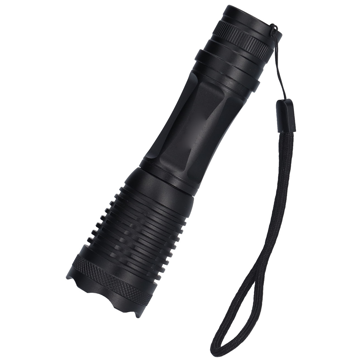 Eine schwarze Taschenlampe mit Handschlaufe, schräg gehalten, isoliert auf weißem Hintergrund.