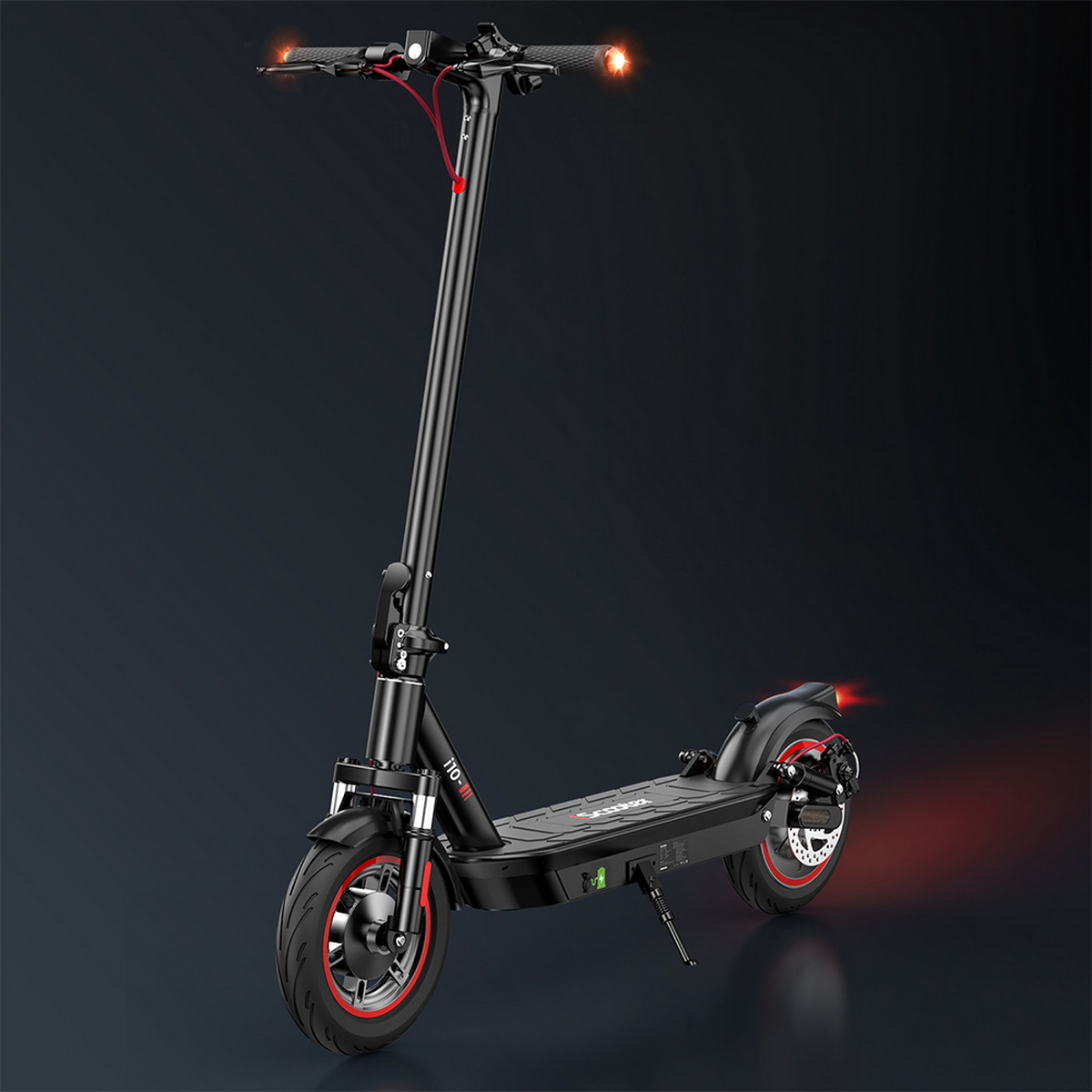 Uno scooter elettrico nero con dettagli rossi è mostrato. È su sfondo nero. Le luci sono accese.