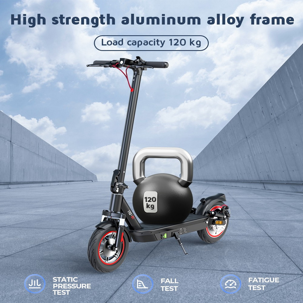 Scooter elettrico nero e rosso con peso. Sfondo grigio.