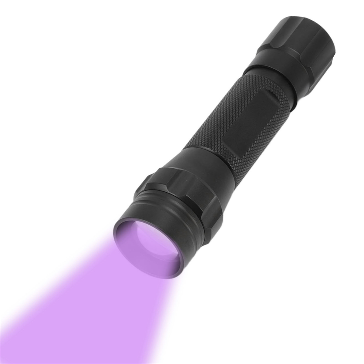 Schwarze Taschenlampe, die einen lila Lichtstrahl auf eine weiße Oberfläche emittiert.