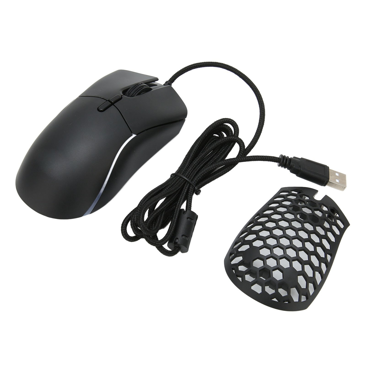 Eine schwarze Gaming-Maus mit Wabenabdeckung und Kabel, auf weißem Hintergrund.