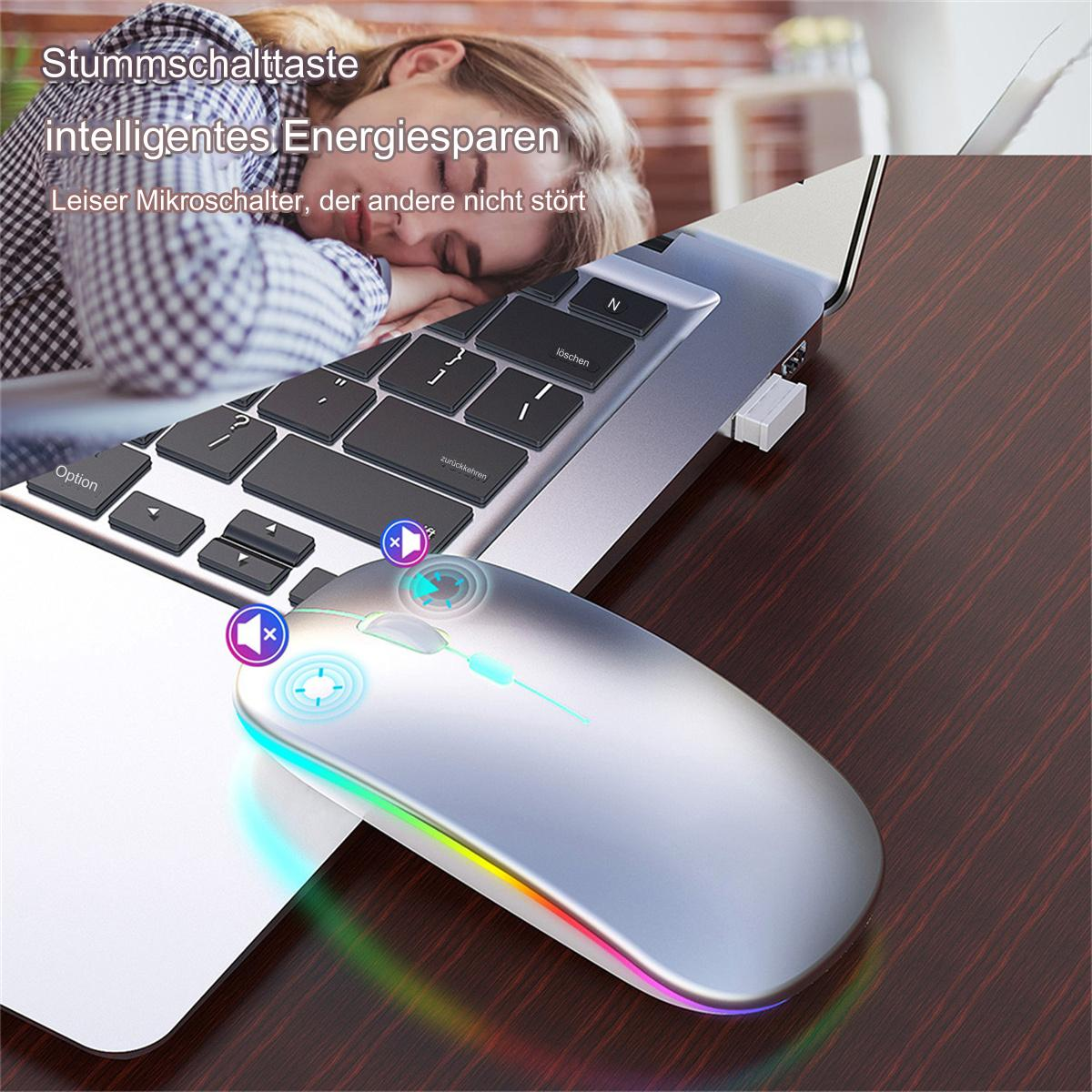 Eine silberne Maus mit bunten Lichtern liegt in der Nähe eines Laptops. Eine Frau schläft auf dem Laptop.