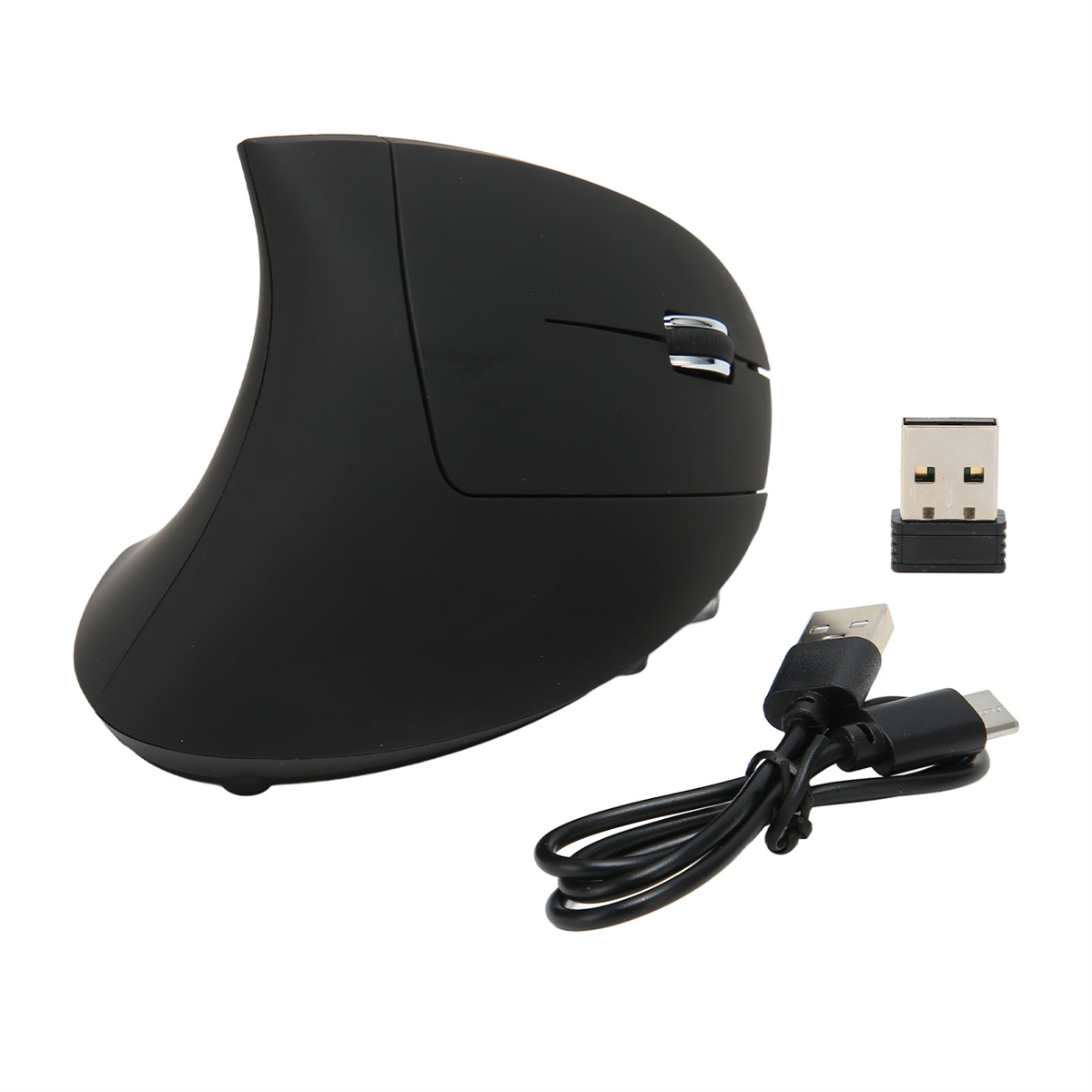 Schwarze ergonomische Maus mit USB-Kabel und Empfänger auf weißer Oberfläche.
