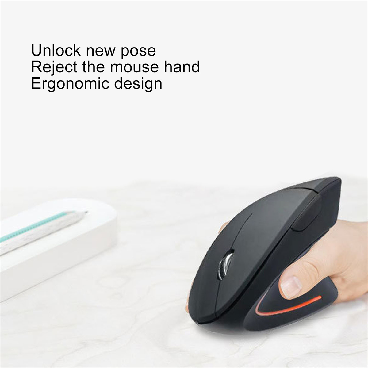 Eine schwarze ergonomische Maus wird von einer Hand gehalten, mit Textüberlagerung. Weiße Tischoberfläche.