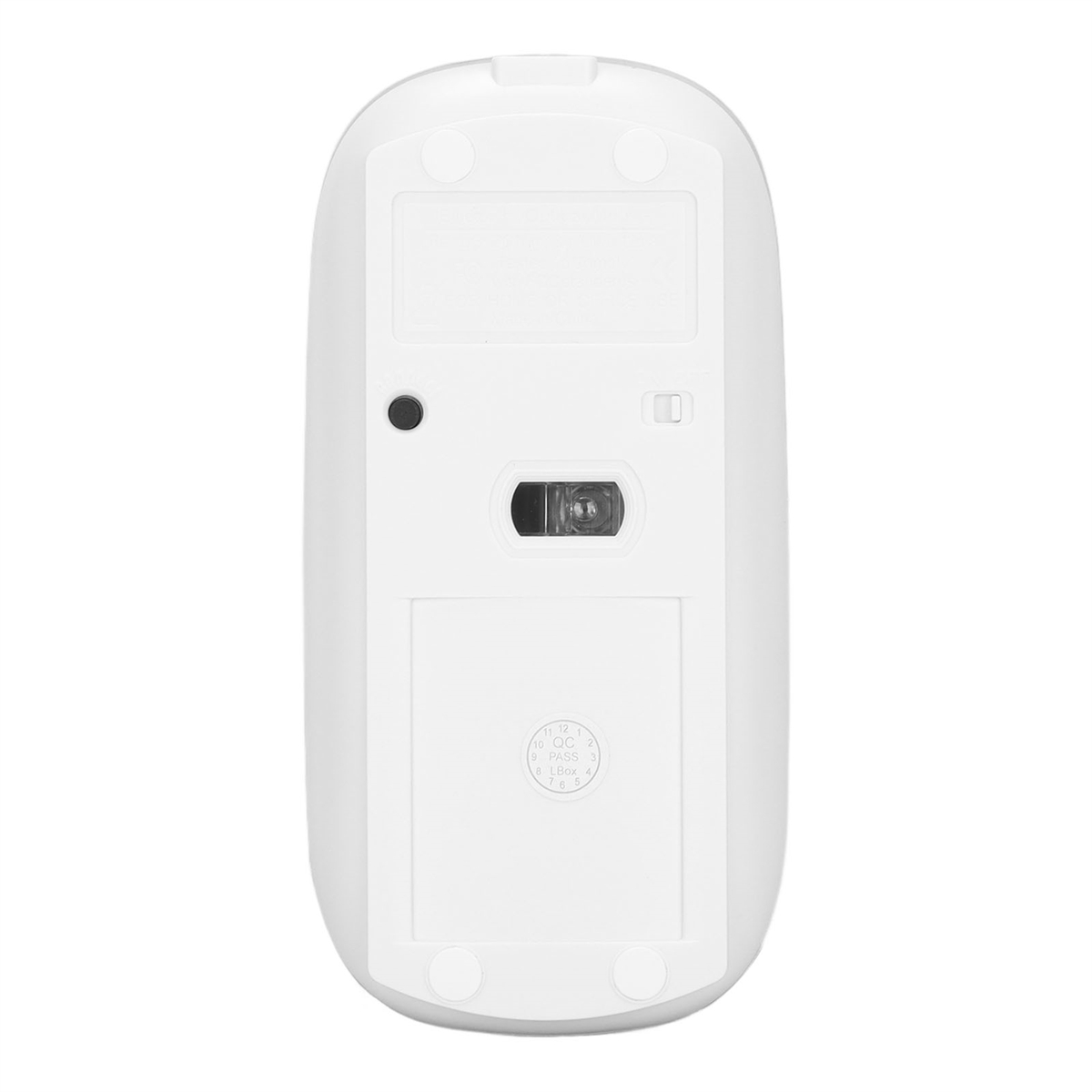 Die Unterseite einer weißen Computermaus. Zeigt das Batteriefach und den Sensor.