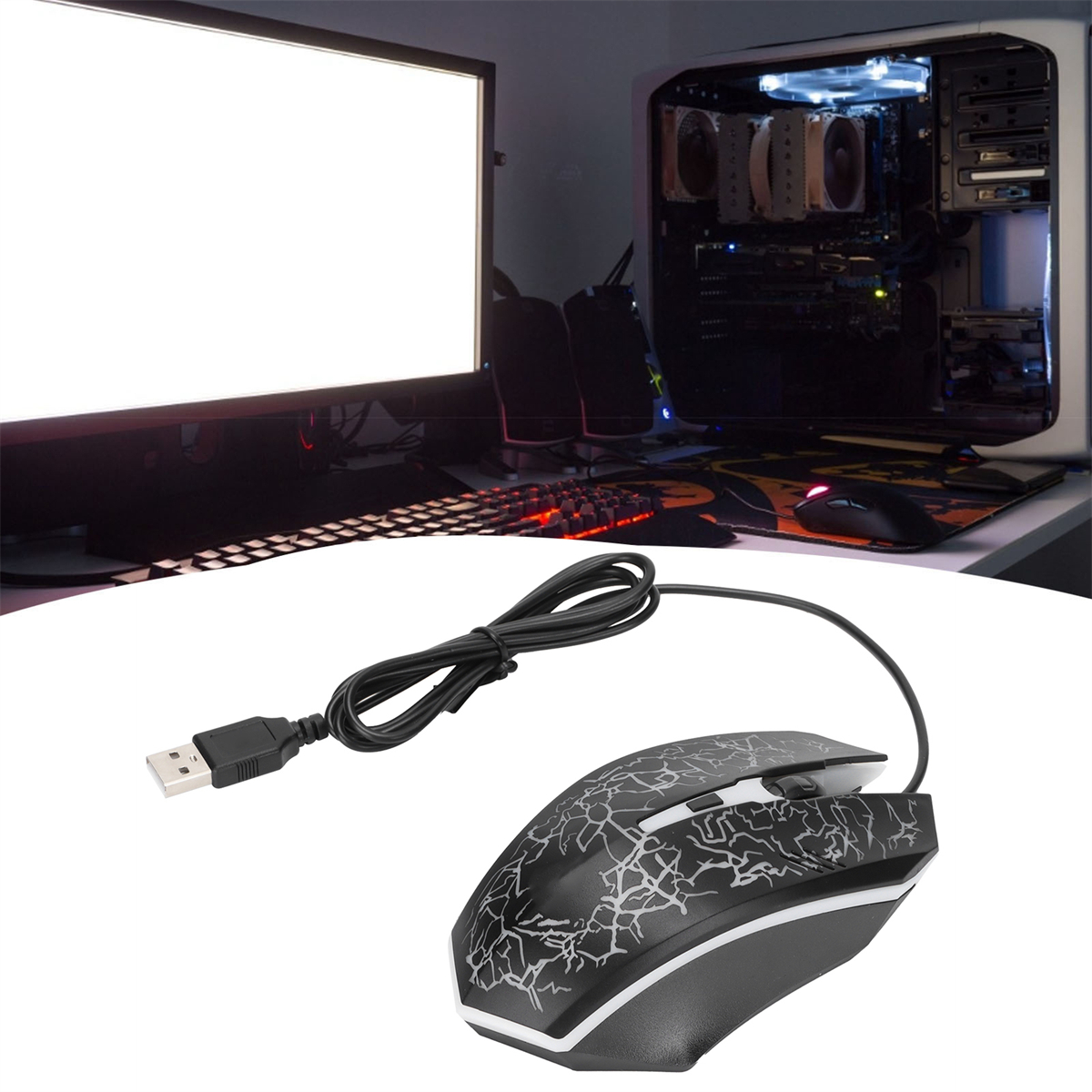 Eine schwarze Computermaus mit USB-Kabel vor einem Computeraufbau.