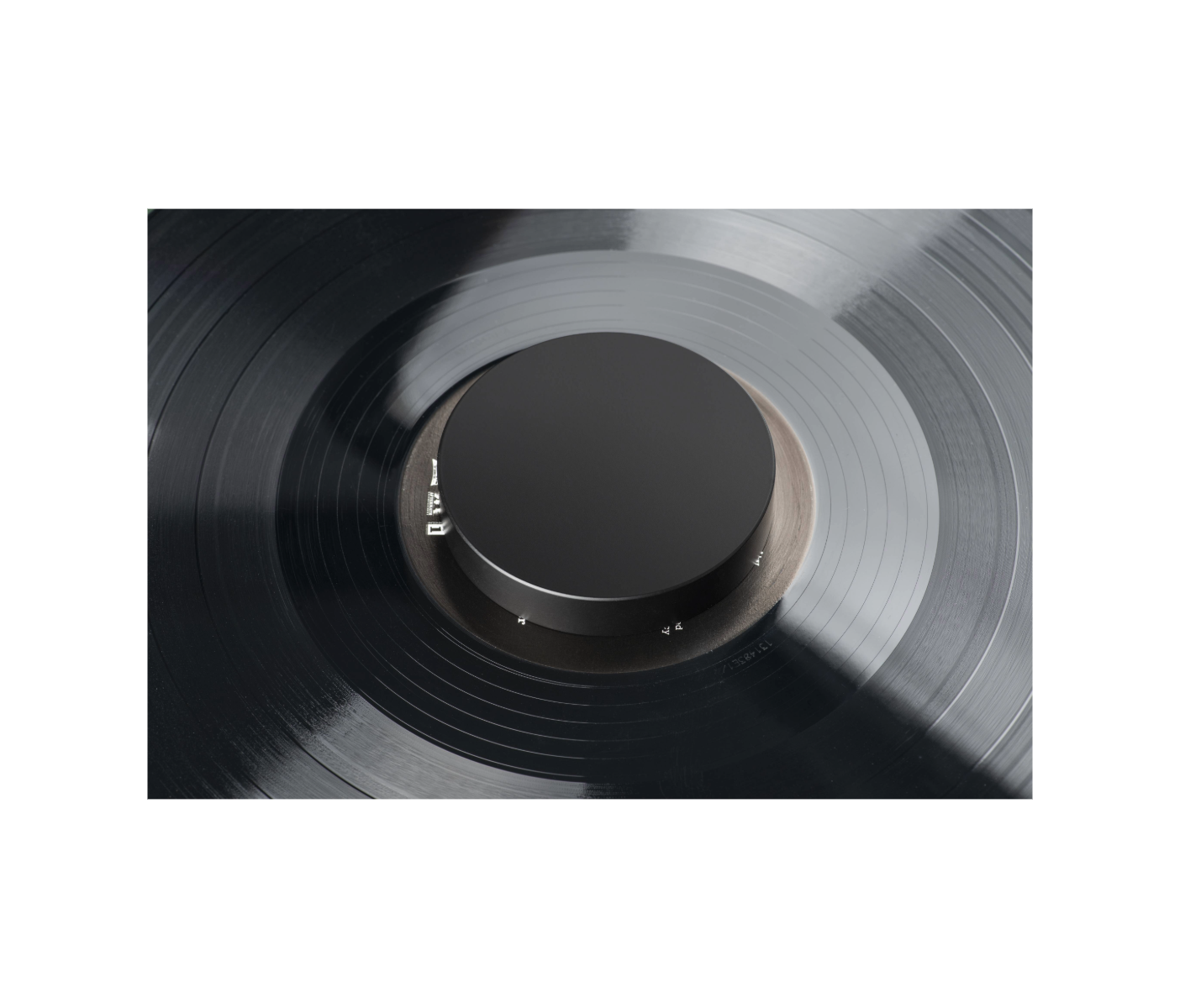 Zwarte vinylplaat op een platenspeler, zwarte achtergrond.