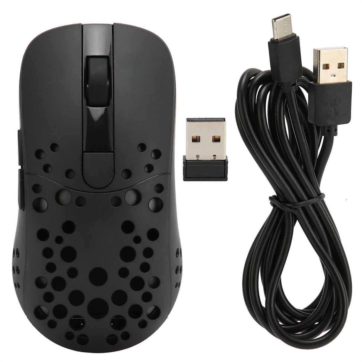 Schwarze Maus mit Löchern, ein USB-Empfänger und ein USB-Kabel werden auf weißem Hintergrund gezeigt.