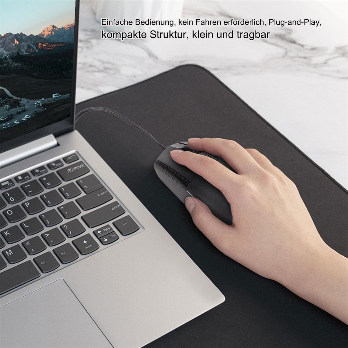 Die Hand einer Person benutzt eine Maus auf einem schwarzen Mauspads neben einer Laptop-Tastatur. Innenaufnahme.