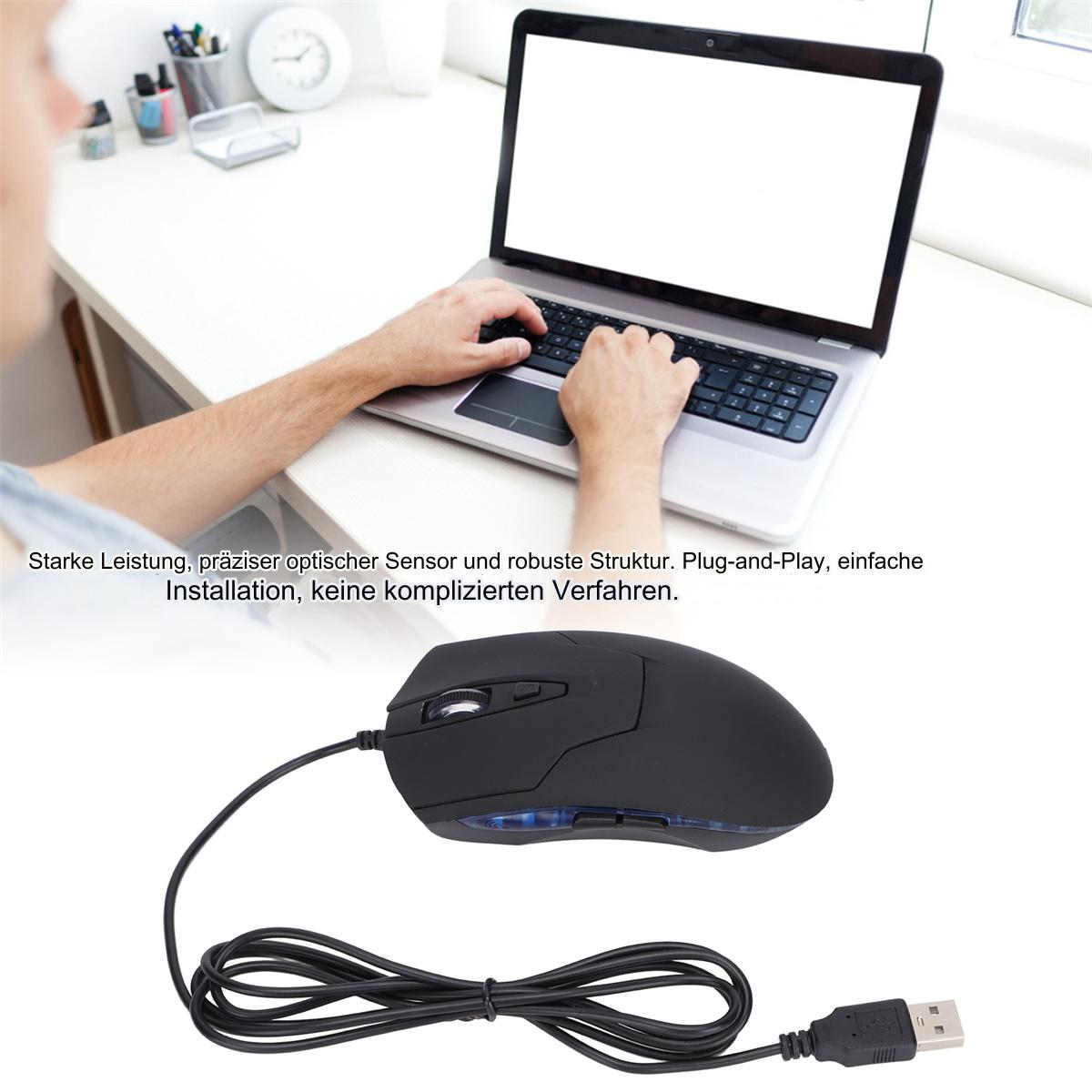 Schwarze Maus mit USB-Kabel. Eine Person benutzt die Maus. Der Schreibtisch ist weiß.