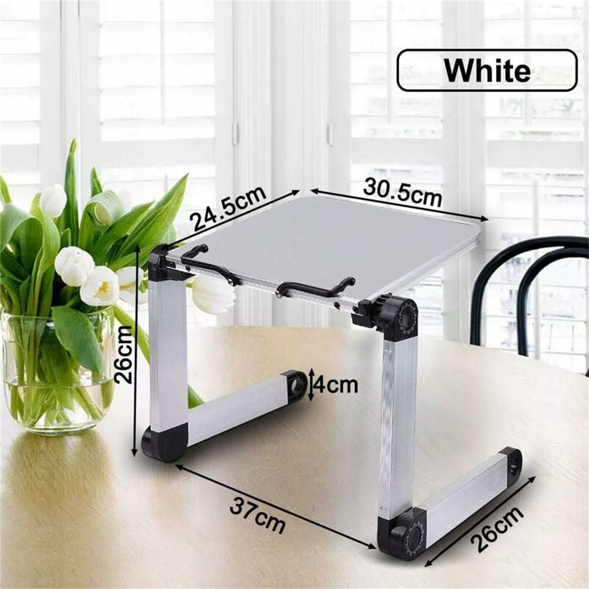 Ein weißer, verstellbarer Laptopständer mit Maßen und eine Vase mit weißen Tulpen auf einem Tisch.