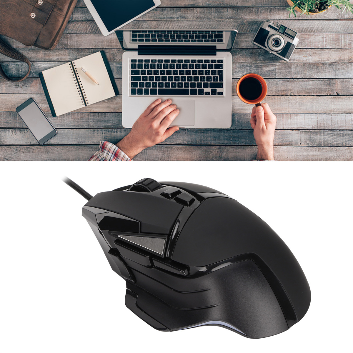 Draufsicht auf einen Holztisch mit Laptop, Telefon, Kaffee und schwarzer Maus.