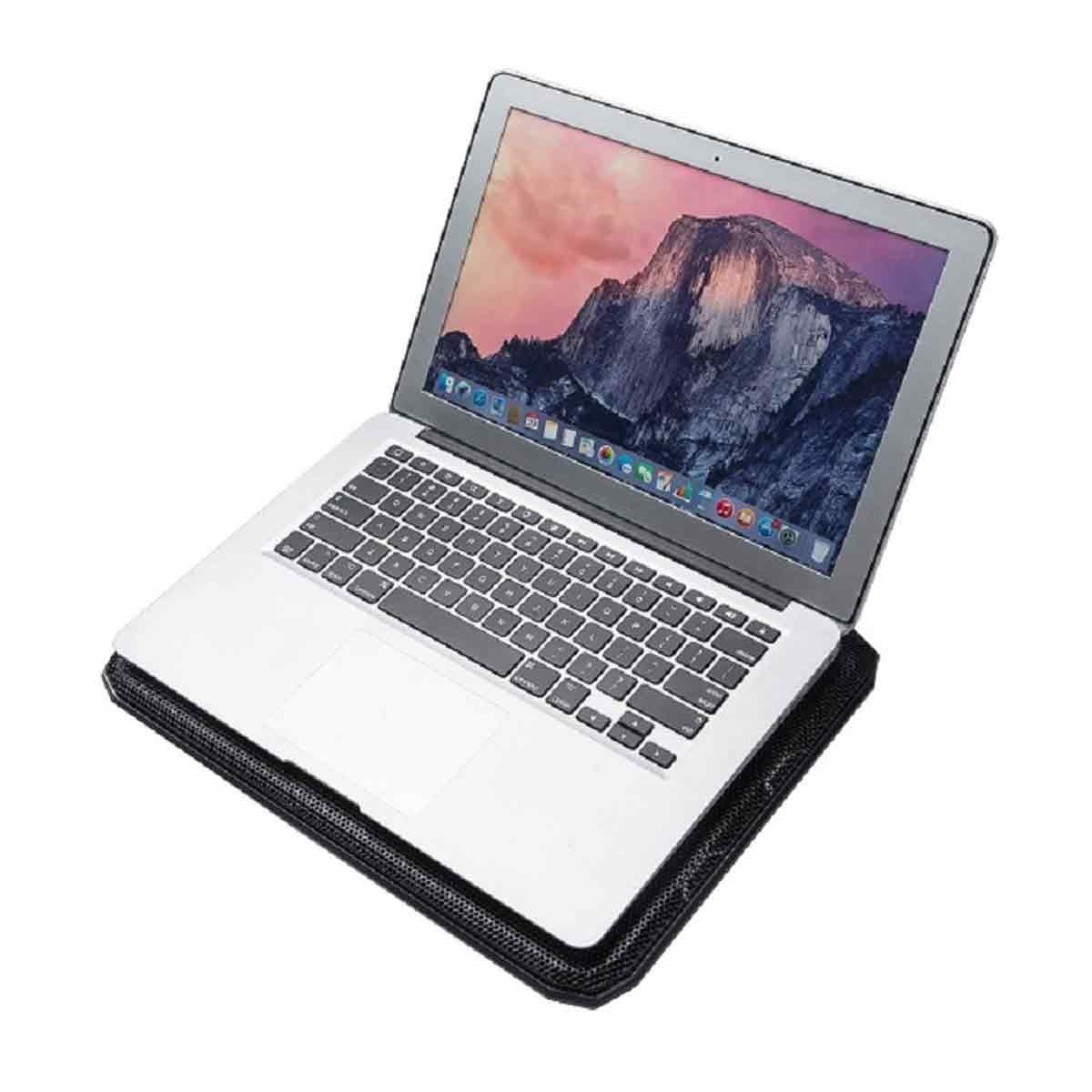 Laptop auf einem schwarzen Kühlpad, geöffnet, zeigt eine Berglandschaft auf dem Bildschirm.