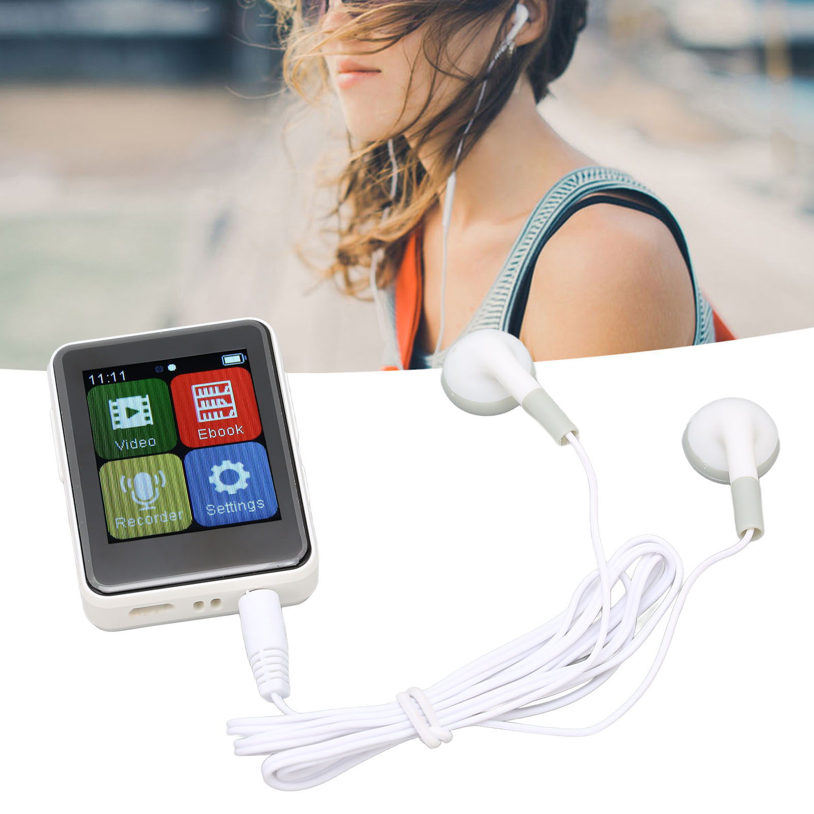 Ein weißer MP3-Player mit Kopfhörern. Der Bildschirm zeigt Symbole an. Im Hintergrund ist eine Frau zu sehen.
