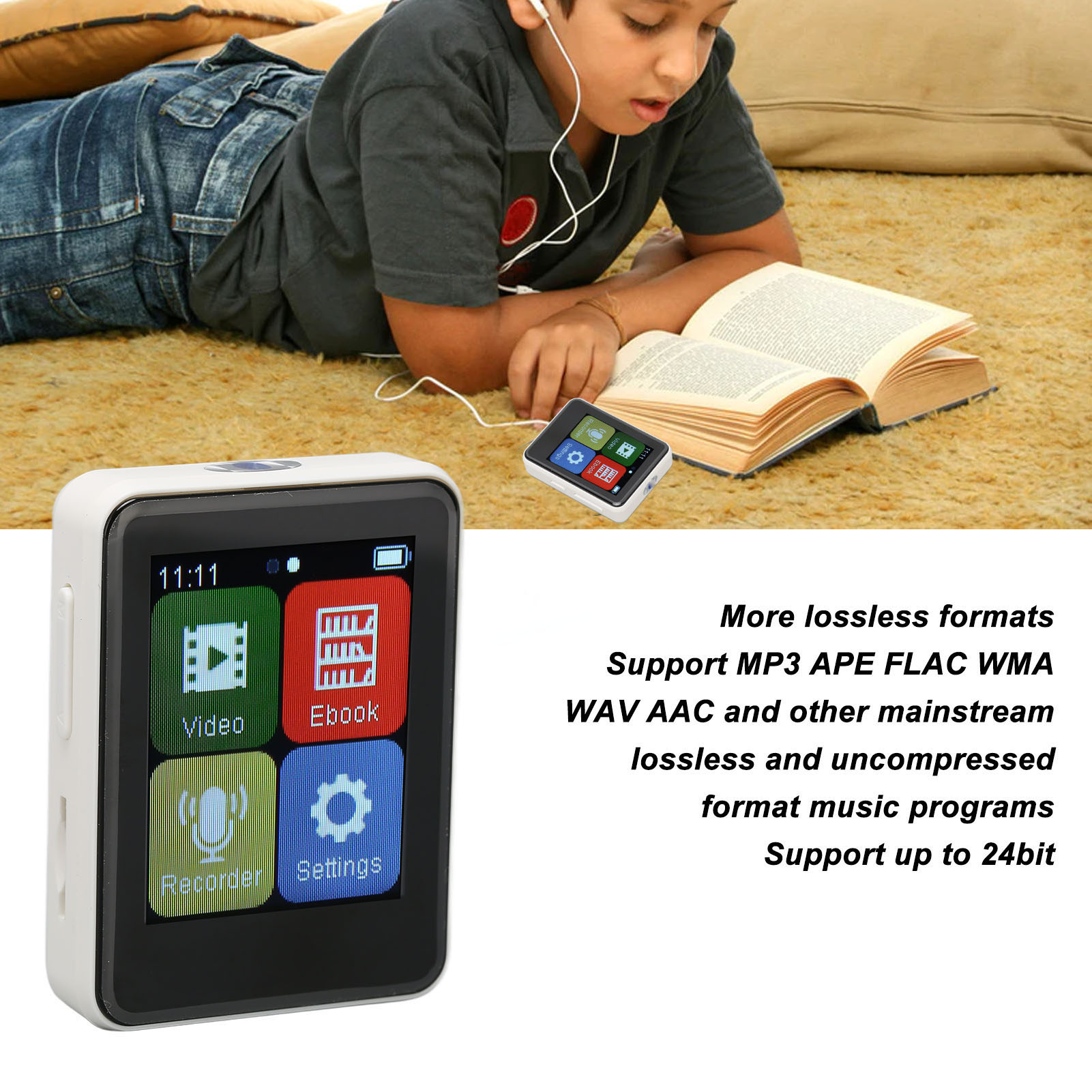 Ein Junge liegt auf einem Teppich und benutzt Kopfhörer mit einem MP3-Player. Der Player hat einen Bildschirm mit Symbolen.