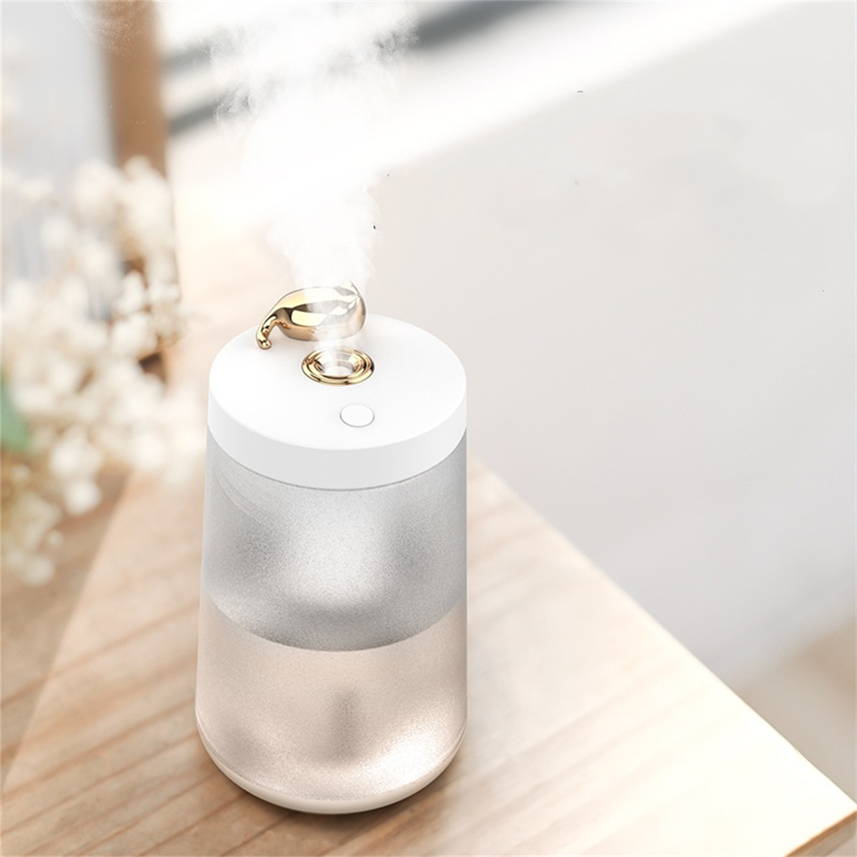 Weiß-goldener Aromadiffusor, der Dampf abgibt, auf einem Holztisch, mit verschwommenem Hintergrund.