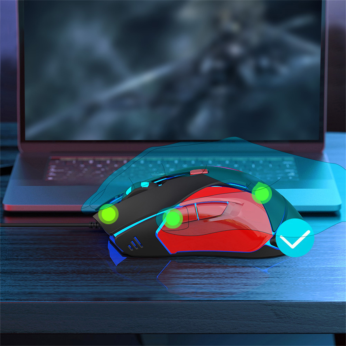 Eine schwarze und rote Gaming-Maus liegt vor einem Laptop. Die Maus wird mit blauen und grünen Lichtern hervorgehoben.