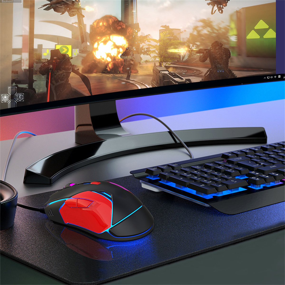 Gaming-Setup mit Maus, Tastatur und Monitor, der ein Videospiel anzeigt.