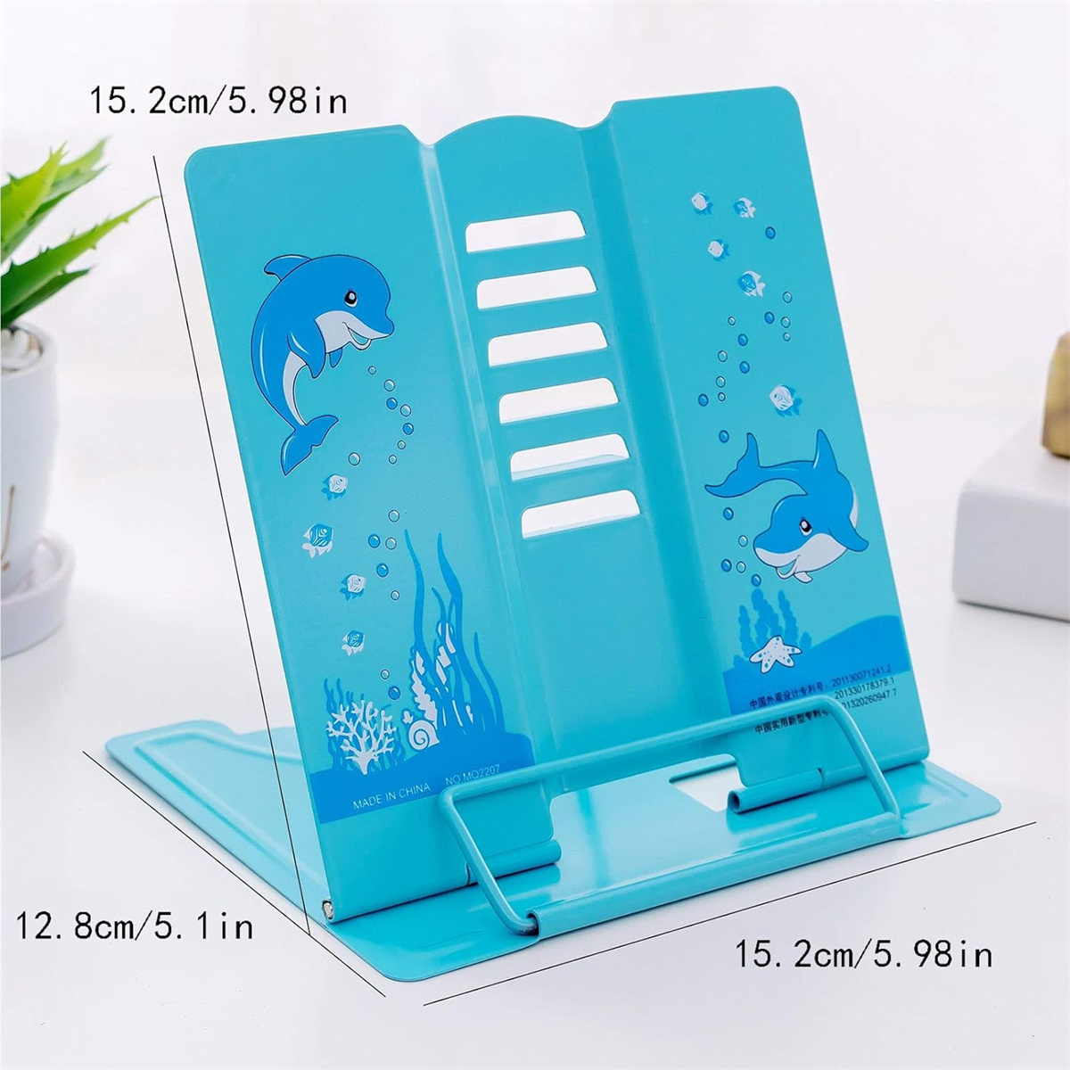 Blauer Buchständer mit Delfin-Design, geöffnet und gefaltet, mit Maßen in Zoll.