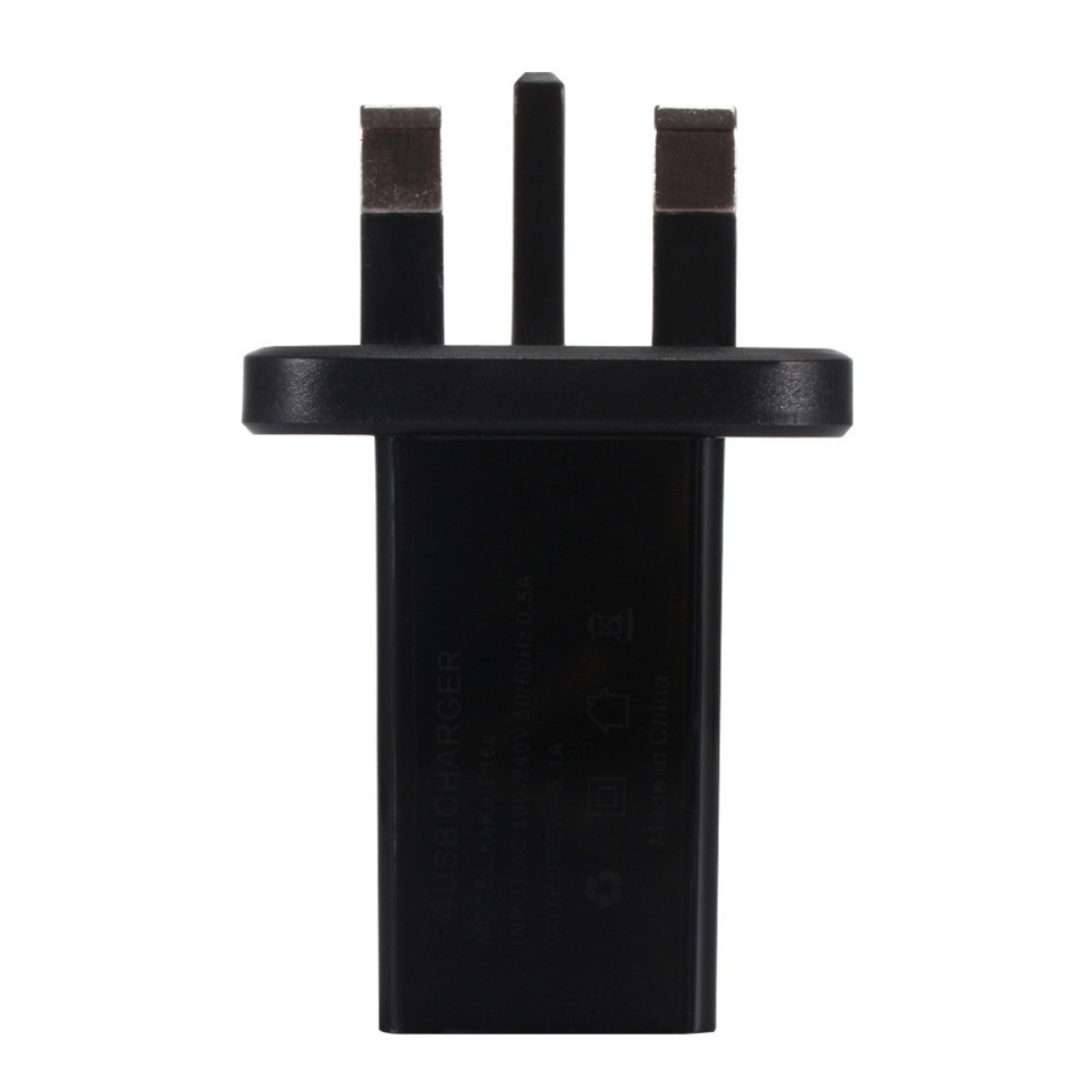 Schwarzer Netzadapter mit drei Stiften. Text auf dem Adapter. Weißer Hintergrund.