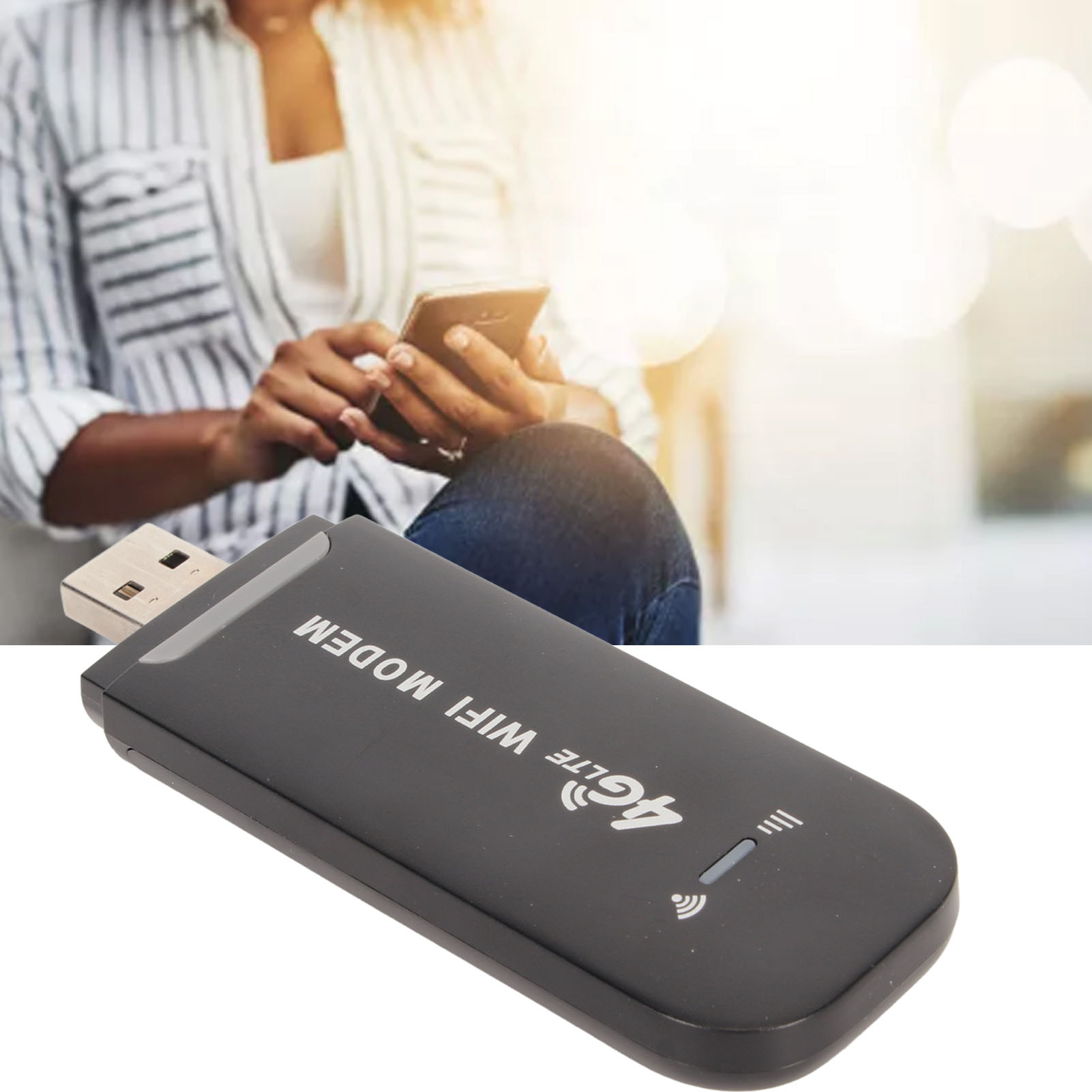 Schwarzes 4G-WLAN-Modem mit USB-Anschluss, gehalten von einer Person, die im Hintergrund ein Smartphone benutzt.
