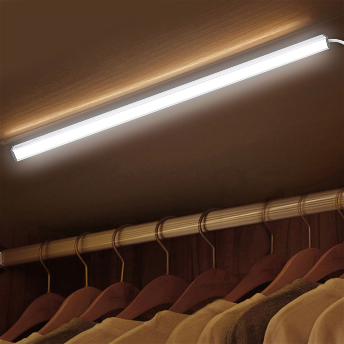 Lange, weiße LED-Lichtleiste im Schrank montiert.