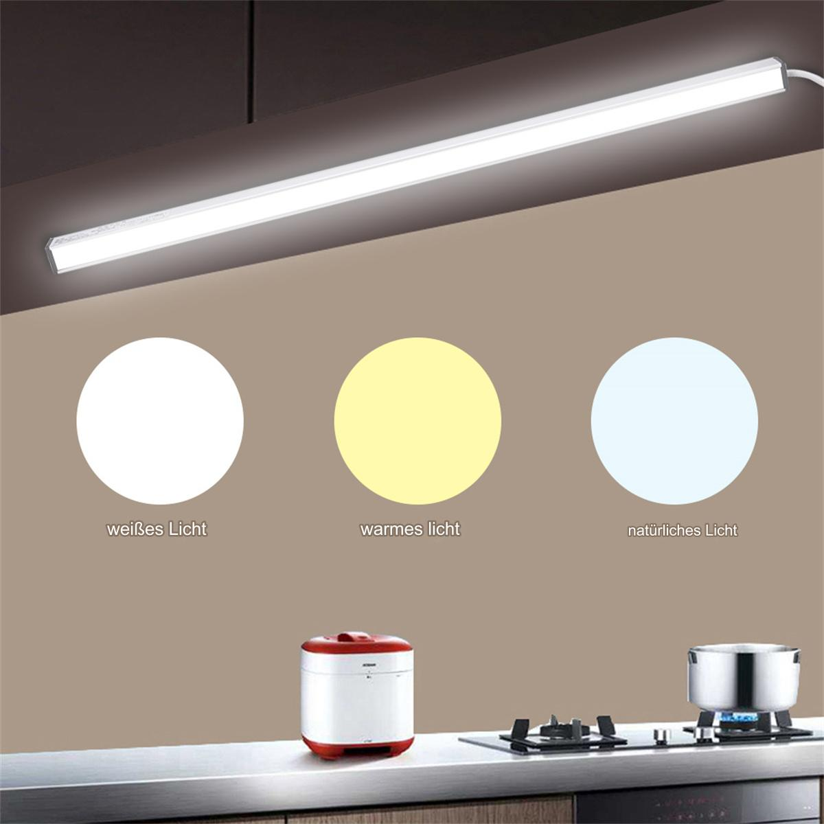 Küchenszene mit Licht, drei Lichtkreisen und Geräten auf einer Theke.