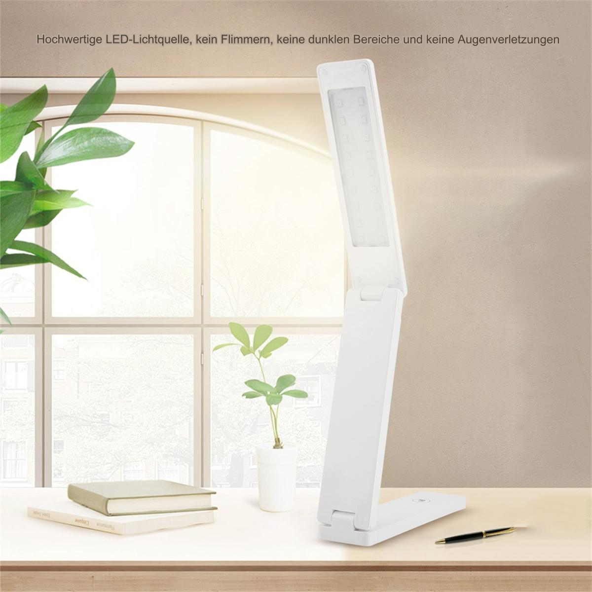 Weiße LED-Schreibtischlampe auf einem Holztisch, mit Büchern, einem Stift und einem Fenster im Hintergrund.