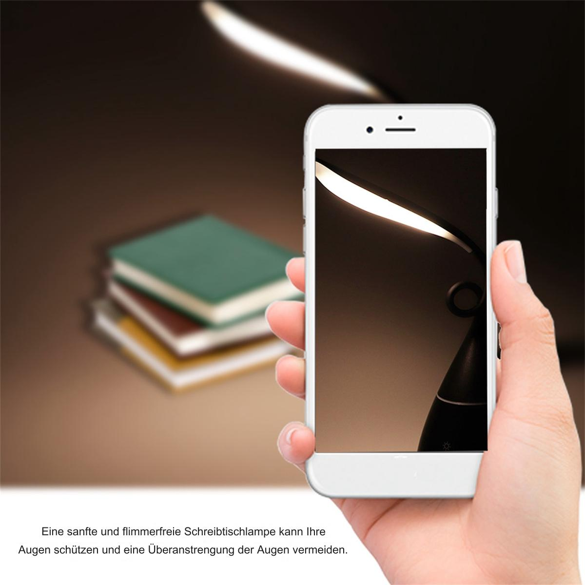 Hand, die ein Telefon hält, das eine Schreibtischlampe zeigt, mit Büchern im Hintergrund unscharf.