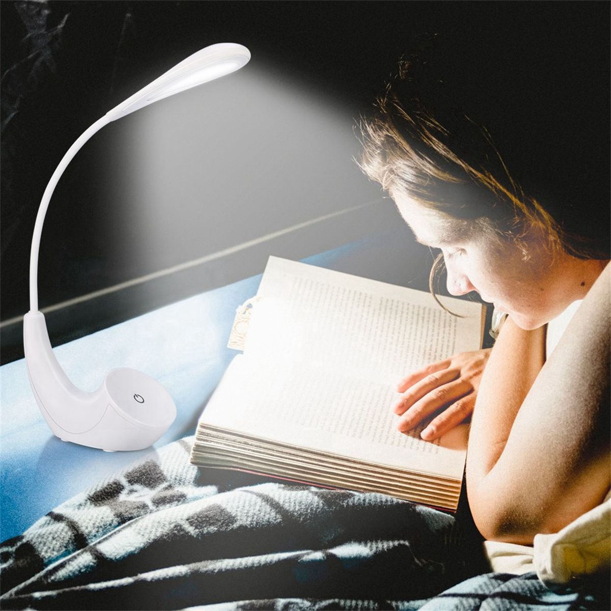Eine Frau liest ein Buch unter einer weißen, gebogenen Schreibtischlampe. Die Lampe ist an und beleuchtet das Buch.